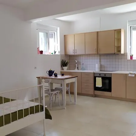 70 M From The Sea Cozy Spacious Apartment Melission